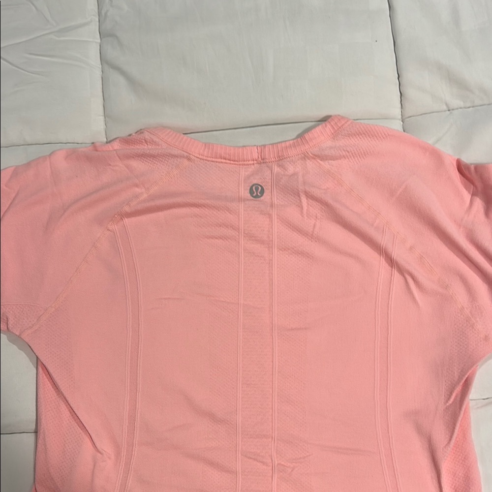 Workout top with lookalike logo